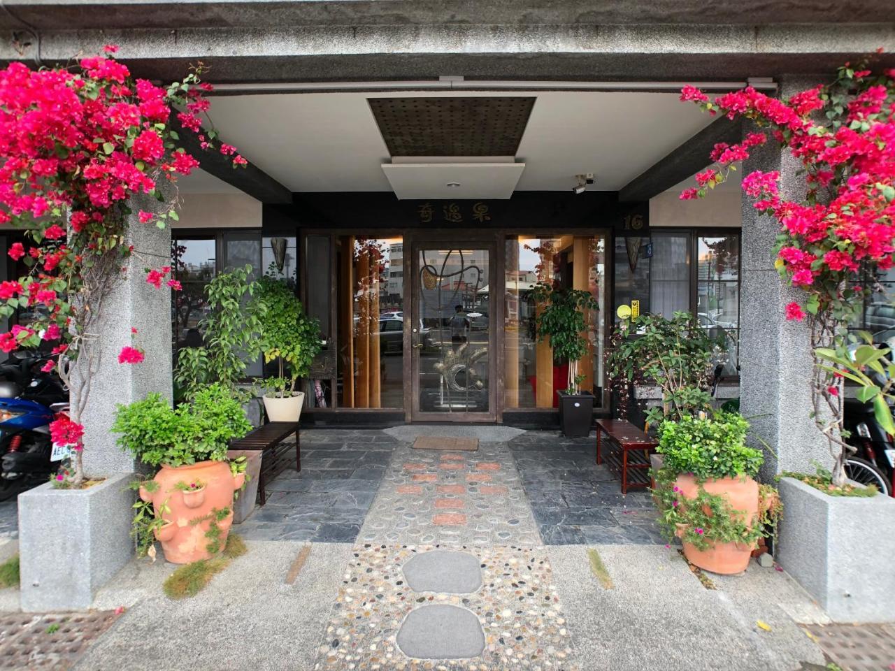 Moment Inn Tainan Exterior photo